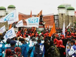 Ribuan Buruh Kepung DPR Hari Ini, 5.367 Aparat Dikerahkan Amankan Aksi Tolak Upah Murah!