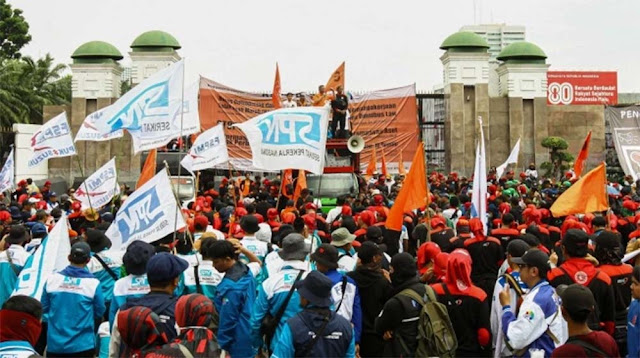 Ribuan Buruh Kepung DPR Hari Ini, 5.367 Aparat Dikerahkan Amankan Aksi Tolak Upah Murah!