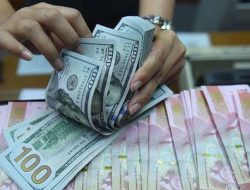Rupiah Nyaris Tembus Rp17.000 per Dolar AS, IHSG Ikut Tertekan