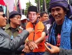 Ratusan Massa Gelar Aksi di KPK, Tuntut Jokowi Diperiksa
