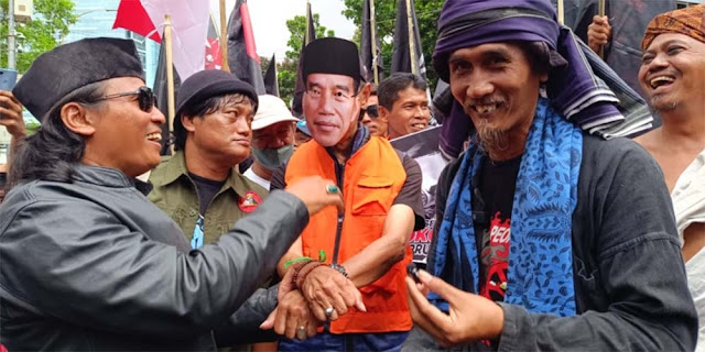 Ratusan Massa Gelar Aksi di KPK, Tuntut Jokowi Diperiksa