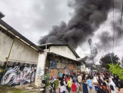 BREAKING: Gudang Aksesoris Mobil di Cengkareng Ludes Terbakar!