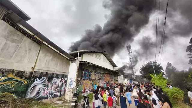 BREAKING: Gudang Aksesoris Mobil di Cengkareng Ludes Terbakar!