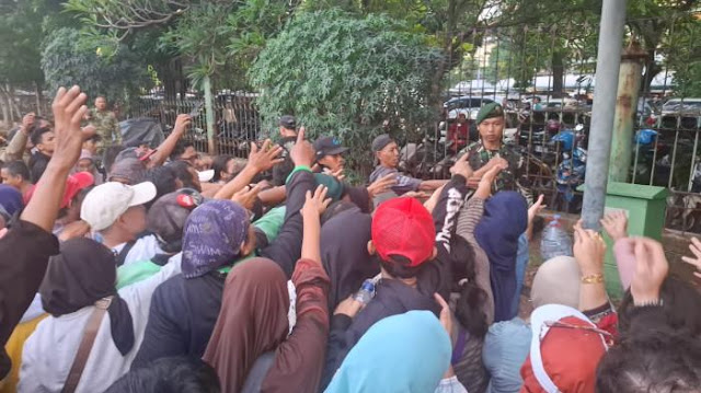 Anggota TNI dan Masyarakat Saling Dorong saat Bagi Kupon Doorprize HUT TNI, Pagar Ambruk