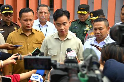 Gibran Beri Respons Tak Terduga Usai Kunjungan Roy Suryo ke Makam Ayah Jokowi