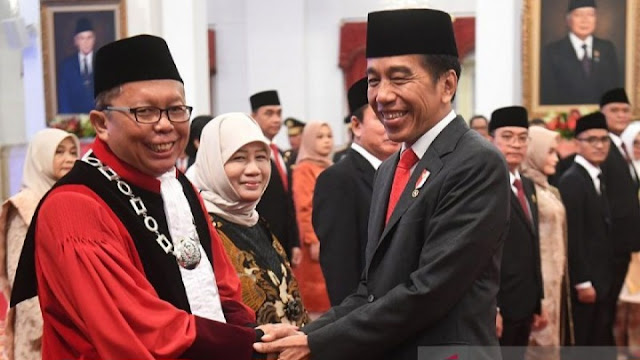 KPK Grebek Kampus di Polandia, Ijazah Hakim MK Era Jokowi Diduga Palsu