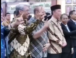 Jokowi Gagal Salam Khas UGM? Ini Momen Celingak-celinguk yang Bikin Penasaran