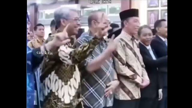 Jokowi Gagal Salam Khas UGM? Ini Momen Celingak-celinguk yang Bikin Penasaran