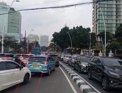 Mahasiswa Demo 1 Tahun Prabowo-Gibran, Lalu Lintas Jakpus Macet Total!
