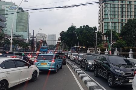 Mahasiswa Demo 1 Tahun Prabowo-Gibran, Lalu Lintas Jakpus Macet Total!