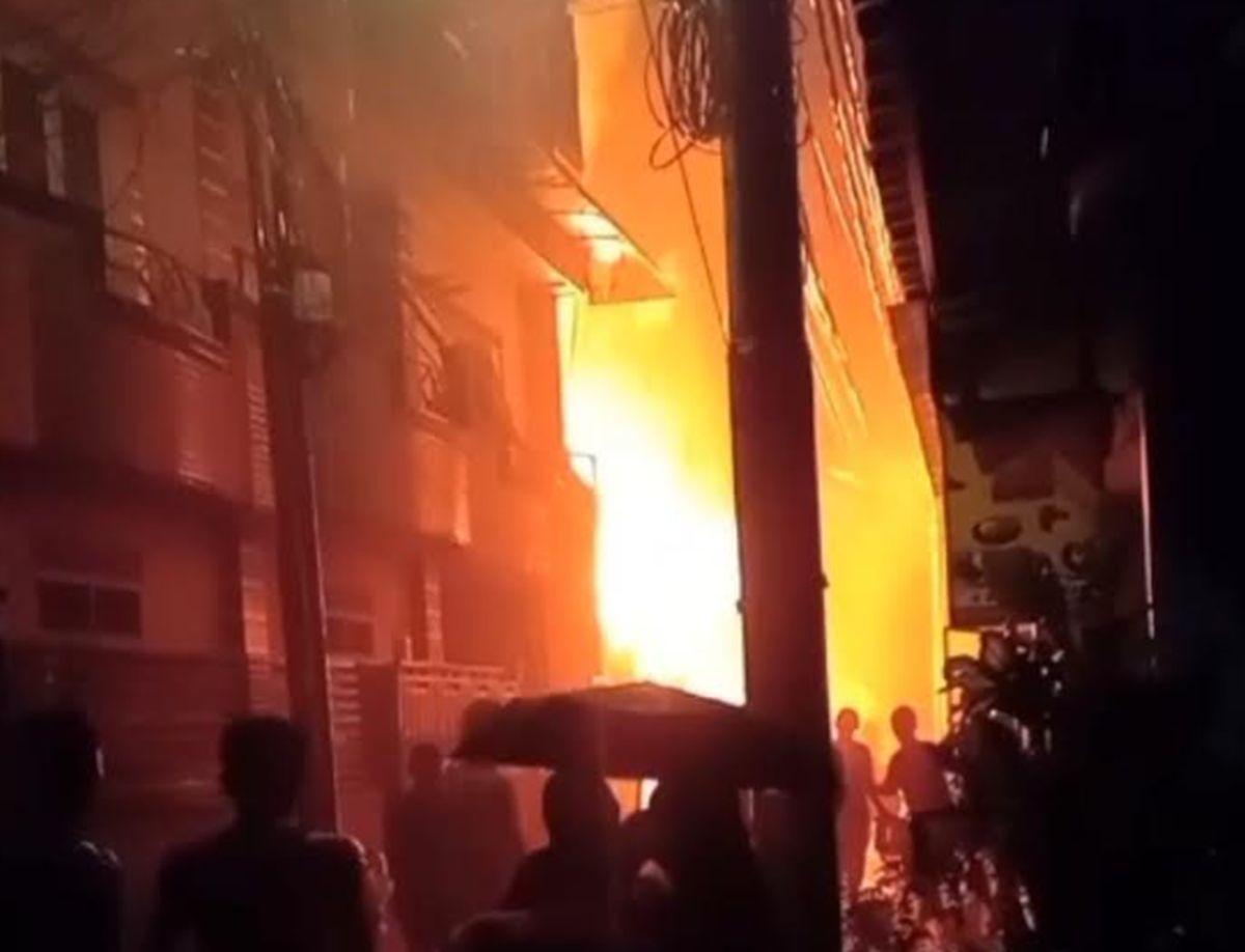 6 Unit Damkar Dikerahkan Atas Kebakaran Hebat di Rumah Tamansari Jakbar