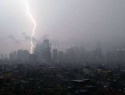 Waspada! Cuaca Jabodetabek Hari Ini: Hujan Lebat dan Petir Siang hingga Malam