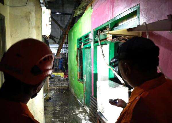 Hujan Badan Terjang Bekasi, Sejumlah Rumah Rusak Berat!