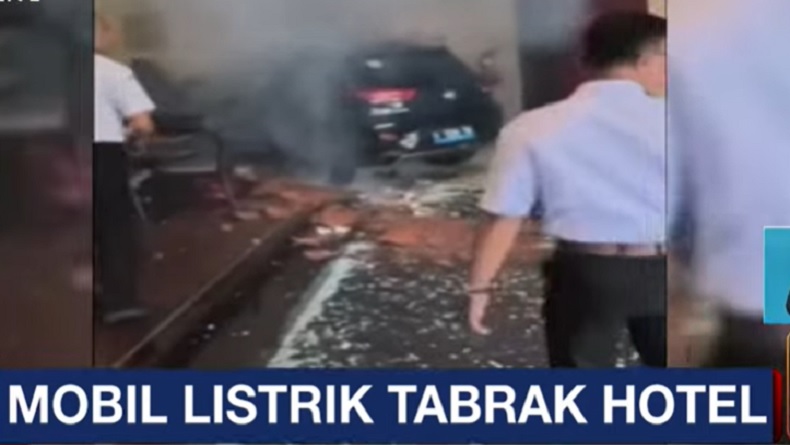 Tragis! Mobil Listrik Nyaris Masuk Lobi Hotel di Klaten, Tamu Panik Berhamburan