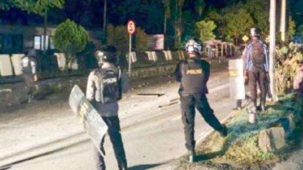 Kerusuhan Sorong Malam Ini: Jalan Ahmad Yani Dibakar, Kantor Polisi Diserang Massa
