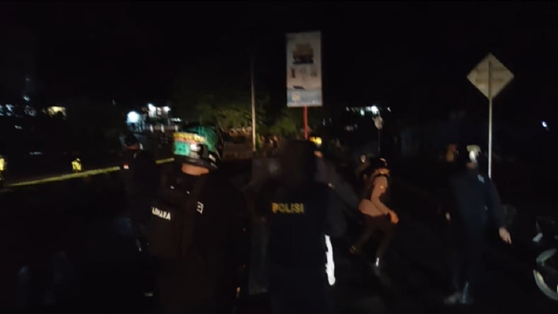 Bentrok Mencekam di Sorong, Polisi Tembak Gas Air Mata Bubarkan Massa Protes Pembakaran Mahkota Cenderawasih