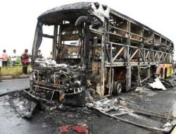 Bus Terbakar di India Tewaskan 25 Orang, Diduga Akibat Tabrakan dengan Motor