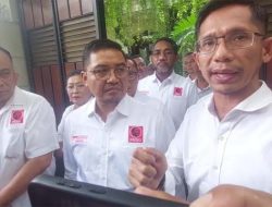 Jokowi Tunjuk Langsung Ijazah Asli UGM ke Projo: Dokumen Ada dan Saya Simpan!