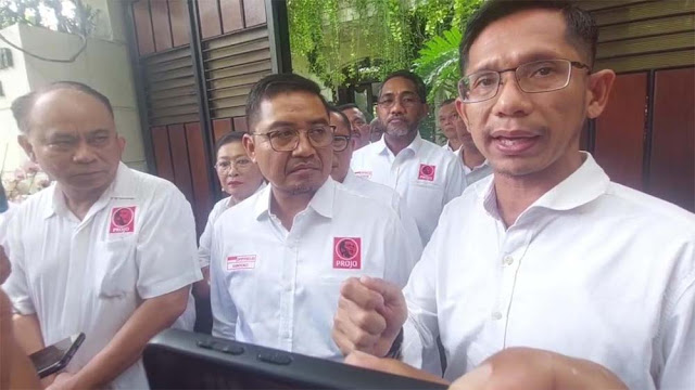 Jokowi Tunjuk Langsung Ijazah Asli UGM ke Projo: Dokumen Ada dan Saya Simpan!