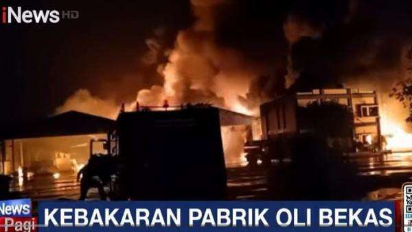 Ledakan Dahsyat Guncang Pabrik Oli Bekas Karawang! 7 Damkar Dikerahkan, Api Masih Berkobar