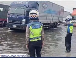 Sopir Truk Terjebak Banjir Pantura Semarang, Uang Makan Habis & Kisah Harunya