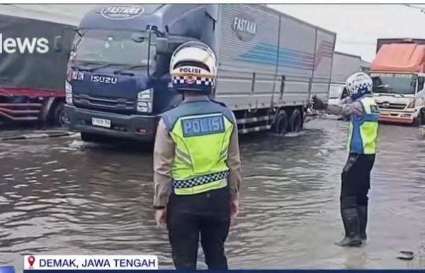 Sopir Truk Terjebak Banjir Pantura Semarang, Uang Makan Habis & Kisah Harunya