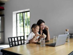 Anak Lebih Dekat dengan Pengasuh? Psikolog Ungkap Penyebab dan Cara Mengatasinya untuk Working Mom