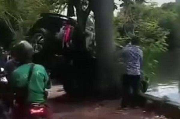 Mobil Ford Tercebur ke Kali Sekretaris Daan Mogot Usai Serempet Toyota Calya: Ini Kronologi Lengkap Polisi