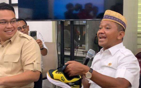 Menteri Bahlil Pamer Sepatu Lokal Rp 250 Ribu, Ini Makna Warna Kuning & Komitmennya!