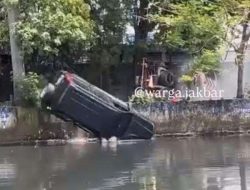Mobil Ford Tercebur ke Kali Sekretaris Jakarta Barat: Kronologi Lengkap dan Penyebab Kecelakaan