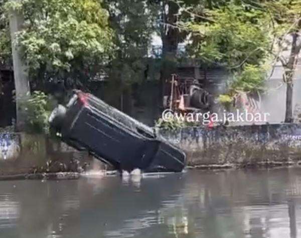 Mobil Ford Tercebur ke Kali Sekretaris Jakarta Barat: Kronologi Lengkap dan Penyebab Kecelakaan