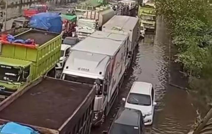 Banjir Semarang Lumpuhkan Kaligawe 3 Hari, 38 Ribu Jiwa Terdampak & Truk Terjebak 24 Jam