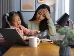 7 Tips Jitu Ibu Bekerja Tetap Dekat dengan Anak (Meski Super Sibuk!)