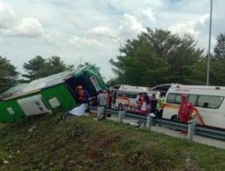 Kecelakaan Maut Bus Wisata Terguling di Tol Pemalang, 3 Tewas dan 18 Luka-luka