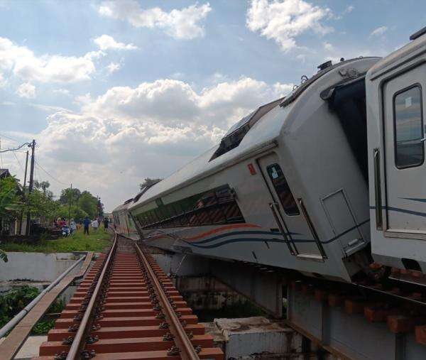 KA Anjlok di Stasiun Kedunggedeh Guncang Lintas Jakarta-Bekasi! Ini Kronologi & Dampaknya