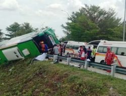 Bus Wisata Terguling di Tol Pemalang, 3 Tewas dan 19 Luka-luka: Kronologi & Penyebab Diduga