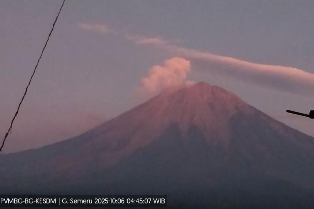 Gunung Semeru Meletus 2025: Tinggi Abu 700 Meter & Zona Bahaya yang Wajib Dihindari