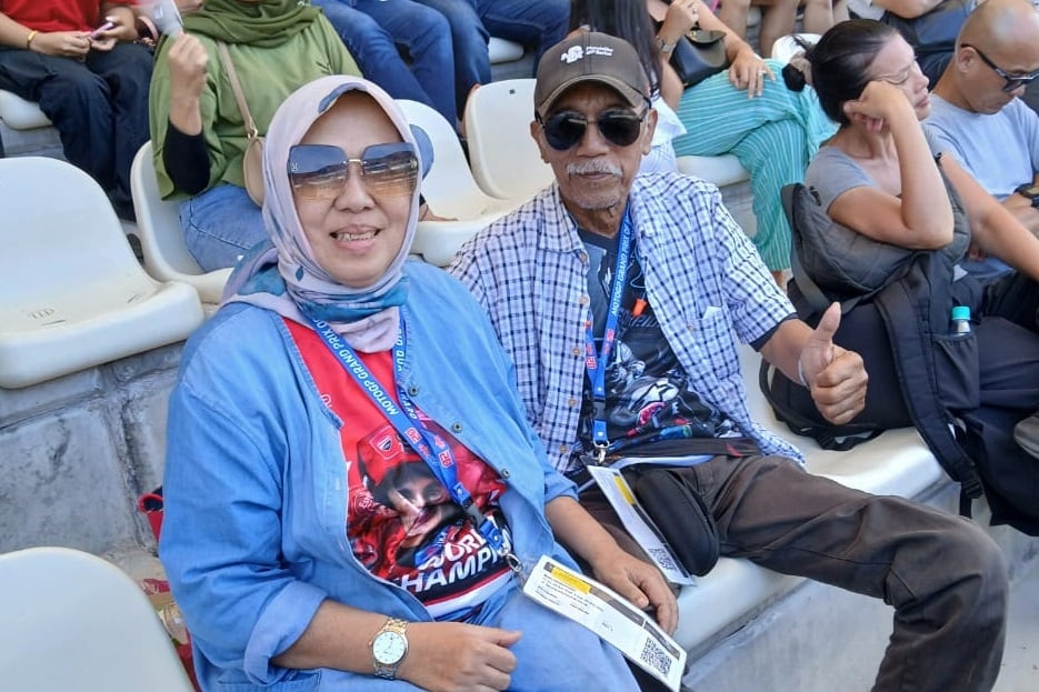 Kakek 70 Tahun dari Blitar Buktikan Umur Bukan Halangan Nonton Langsung MotoGP Malaysia 2025