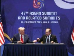 Anwar Ibrahim Curi Pena Trump Saat Teken Perjanjian Dagang, Momen Akrab Mereka Bikin Salfok