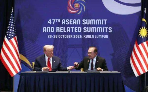 Anwar Ibrahim Curi Pena Trump Saat Teken Perjanjian Dagang, Momen Akrab Mereka Bikin Salfok