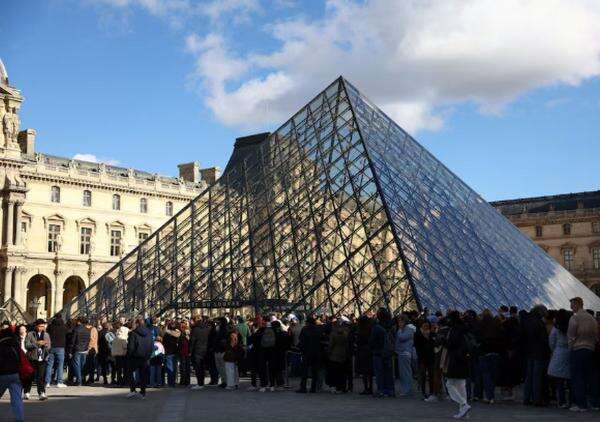 Dua Tersangka Pencurian Perhiasan Rp1,6 Triliun di Louvre Ditangkap Saat Kabur dari Prancis