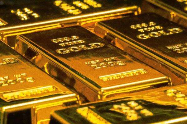 Harga Emas Anjlok! Ini 3 Faktor Pemicu & Prospek 2025