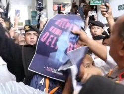 Viral Aksi Kapolsek Pasar Minggu Rampas Poster di Sidang Delpedro, Ini Klarifikasi Polisi Soal SOP