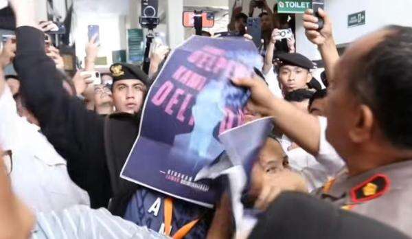Viral Aksi Kapolsek Pasar Minggu Rampas Poster di Sidang Delpedro, Ini Klarifikasi Polisi Soal SOP