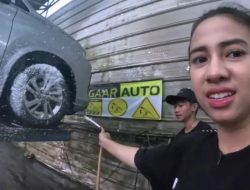 Azia Riza Jadi Tukang Steam Mobil, Aksi Kocaknya Bikin Ngakak!