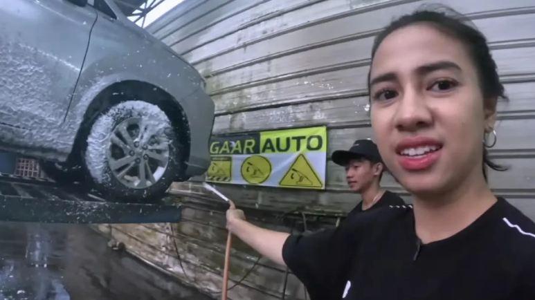 Azia Riza Jadi Tukang Steam Mobil, Aksi Kocaknya Bikin Ngakak!