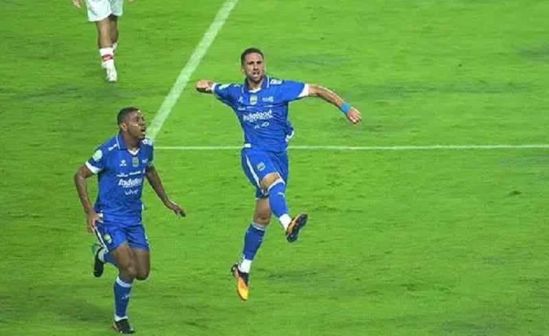 Persib Bandung Taklukkan Persis Solo 2-0 dengan 10 Pemain! Ini Kunci Kemenangan Heroik di GBLA