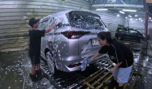 Azia Riza Bikin Heboh di Cuci Mobil, Ngigau Udah Kinclong? Bikin Ngakak!