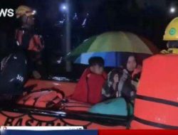 Banjir Mamuju Tergenang 1 Meter, Basarnas Evakuasi Lansia & Balita