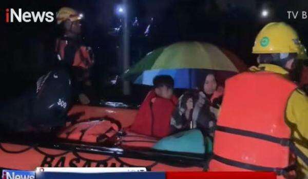 Banjir Mamuju Tergenang 1 Meter, Basarnas Evakuasi Lansia & Balita